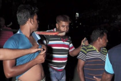 আসামি ছিনিয়ে নেওয়ার চেষ্টা, গ্রামবাসীর সাথে পুলিশের সংঘর্ষ