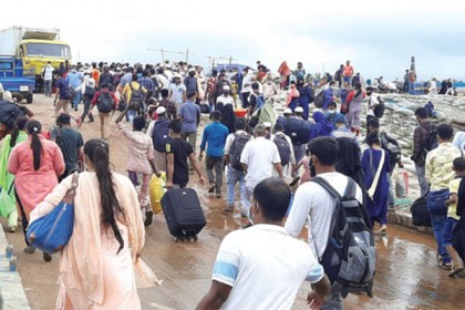 শিমুলিয়া ঘাটে ঢাকামুখী মানুষের স্রোত