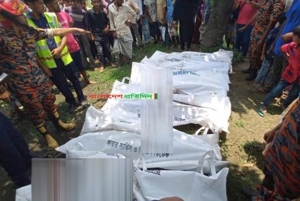 নাটোরে দুই বাস-ট্রাকের ত্রিমুখী সংঘর্ষ, নিহত ৭ 


