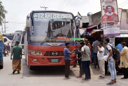 বাস-ট্রেনের টিকিট না পাওয়ায় সময়মতো কর্মস্থলে ফেরা নিয়ে শঙ্কা

