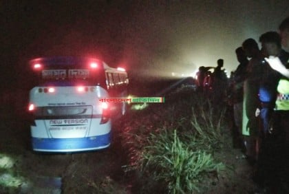 ৪ ফুট নিচে ধানের জমিতে বাস, অল্পের জন্য বাঁচলেন ৫০ যাত্রী   

