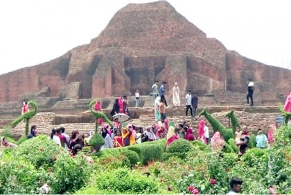নওগাঁর পাহাড়পুর বৌদ্ধবিহার পর্যটকদের পদচারণায় মুখরিত 