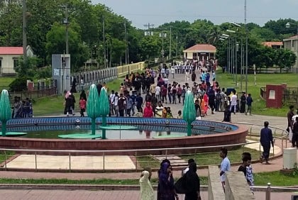 মুজিবনগরে দর্শনার্থীদের উপচেপড়া ভিড়