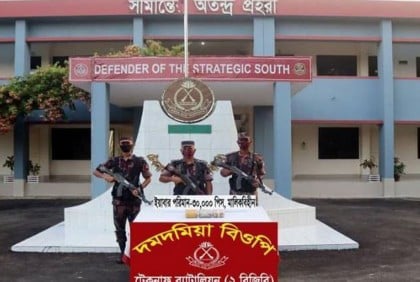 নাফনদীতে বিজিবি'র অভিযানে ৩০ হাজার ইয়াবা উদ্ধার
