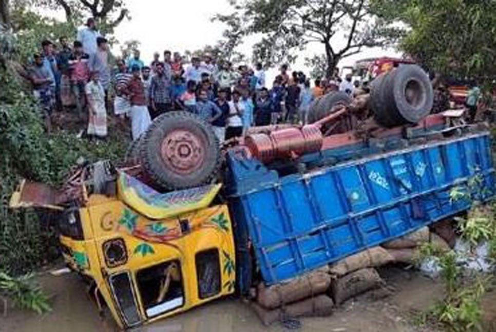 নাটোরে ট্রাক উল্টে শ্রমিক নিখোঁজ