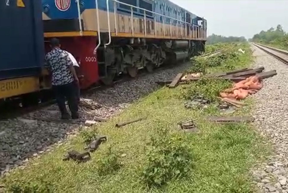 রায়পুরায় ঢাকাগামী মালবাহী ট্রেন লাইনচ্যুত
