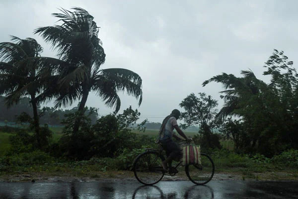 ধেয়ে আসছে ঘূর্ণি ঝড় অসানি, পশ্চিমবঙ্গ-উড়িষ্যায় ভারী বৃষ্টির শঙ্কা