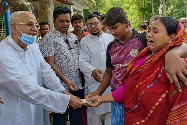 বোয়ালমারীতে নিহত দুই ব্যক্তির পরিবারকে আর্থিক সহায়তা প্রদান