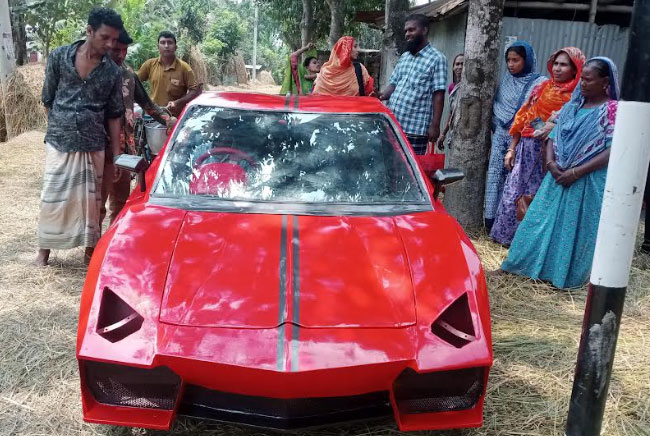 নিজের তৈরি গাড়িতে কলেজে
যাতায়াত করেন রিশান