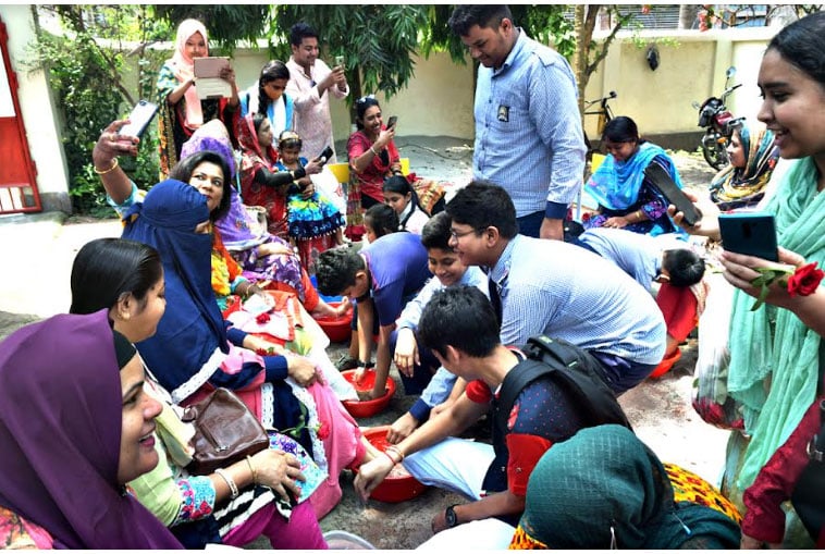 দিনাজপুরে মা দিবসে মায়েদের পা ধোয়ার আয়োজন