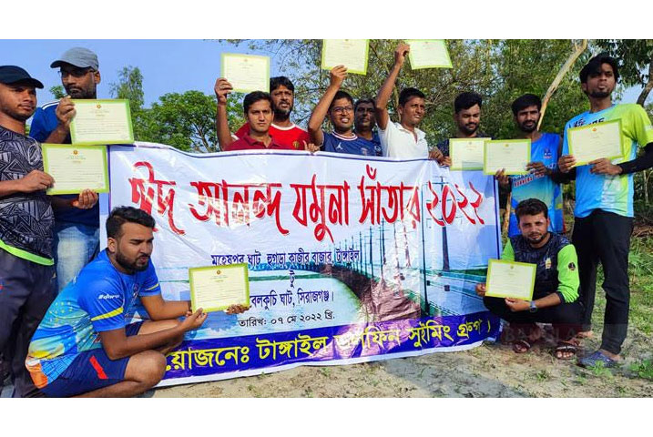 যমুনা সাঁতরে পাড়ি দিলেন ১১ জন