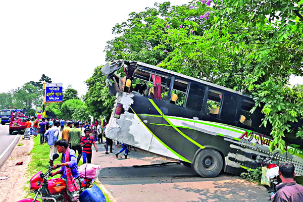 দুই বাস ও ট্রাকের ত্রিমুখী সংঘর্ষে নিহত ৭, আহত ২০
