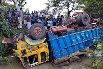 নাটোরে ট্রাক উল্টে শ্রমিক নিখোঁজ