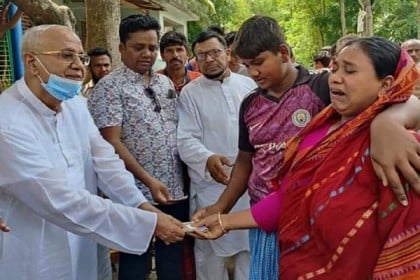 বোয়ালমারীতে নিহত দুই ব্যক্তির পরিবারকে আর্থিক সহায়তা প্রদান