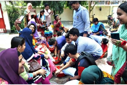 দিনাজপুরে মা দিবসে মায়েদের পা ধোয়ার আয়োজন