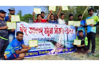 যমুনা সাঁতরে পাড়ি দিলেন ১১ জন