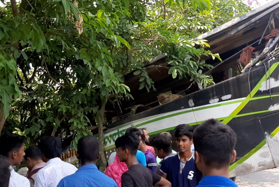 বেপরোয়া গতিই দুর্ঘটনা বাড়াচ্ছে বনপাড়া-হাটিকুমরুল মহাসড়কে