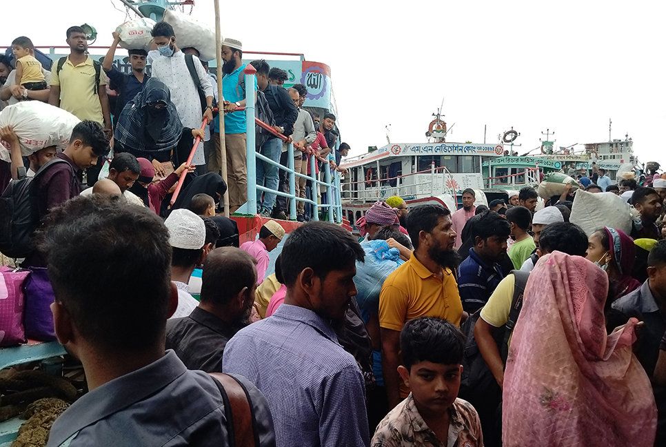 শিমুলিয়ায় কর্মস্থলে ফেরা মানুষের ঢল