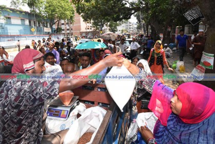 জুন থেকে আবারও টিসিবির পণ্য পাবে ১ কোটি পরিবার 
