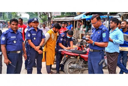 দিনাজপুরে মোটরসাইকেল আরোহীদের 
হেলমেট শতভাগ ব্যবহারে 
অভিযান 