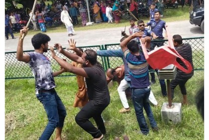 
মেহেরপুরে আওয়ামী লীগের ত্রি-বার্ষিক সম্মেলনে ধাওয়া-পালটা ধাওয়া
