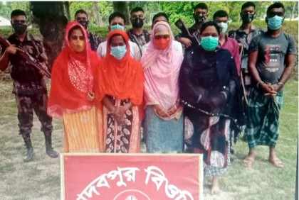 মহেশপুর সীমান্তে দালালসহ আটক ১০