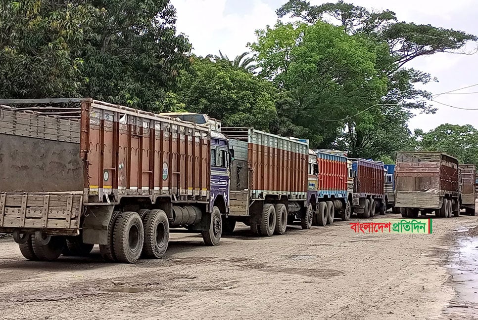 বিএসএফের অস্ত্র ছিনতাই; ভোমরা বন্দরে আমদানি-রপ্তানি কার্যক্রম শুরু
