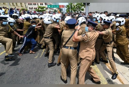 শ্রীলঙ্কায় কারফিউ বাস্তবায়নে হাজারো সেনা-পুলিশ মোতায়েন
