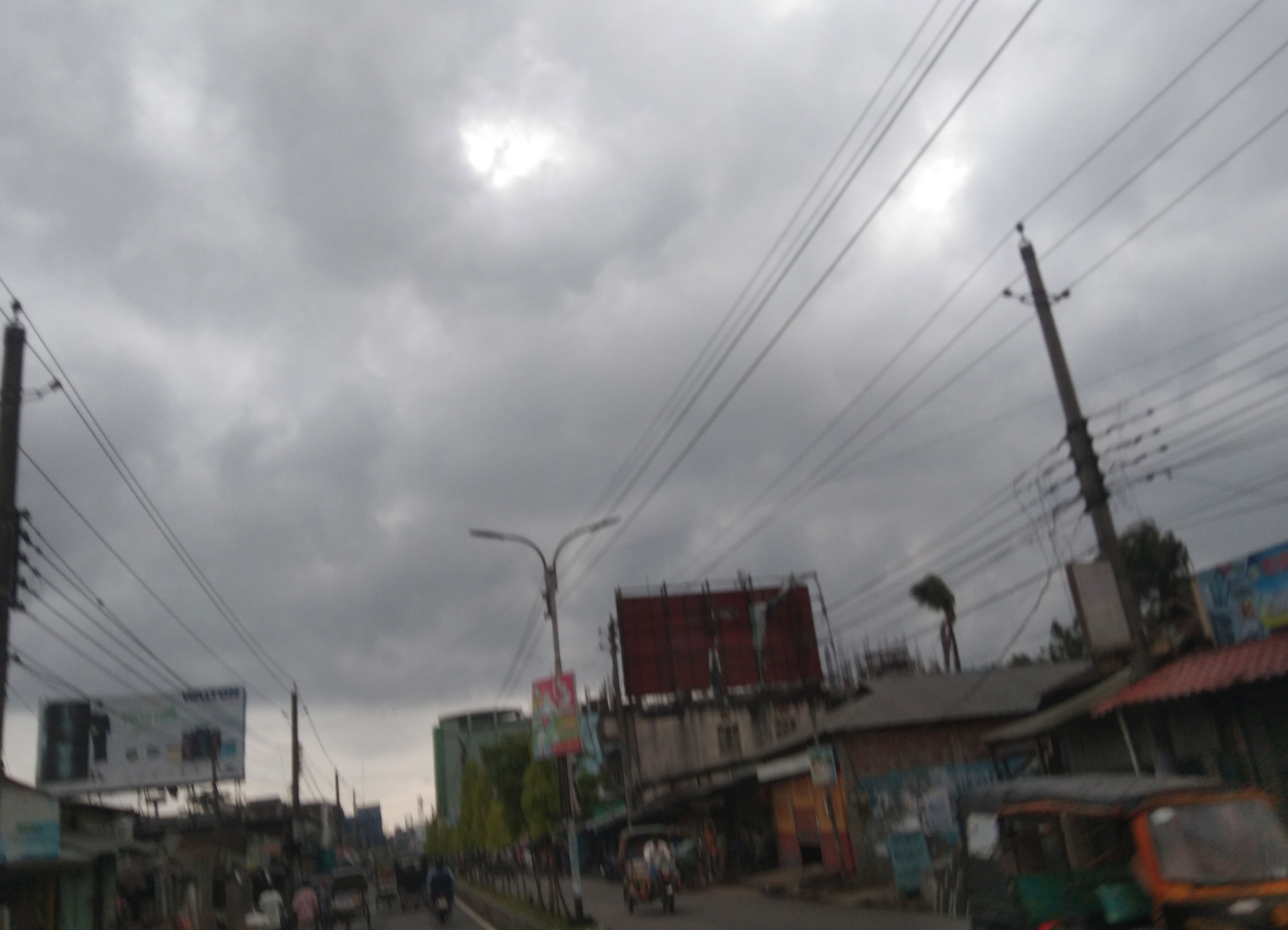 অশনি: বরগুনায় কখনো রোদ, কখনো বৃষ্টি