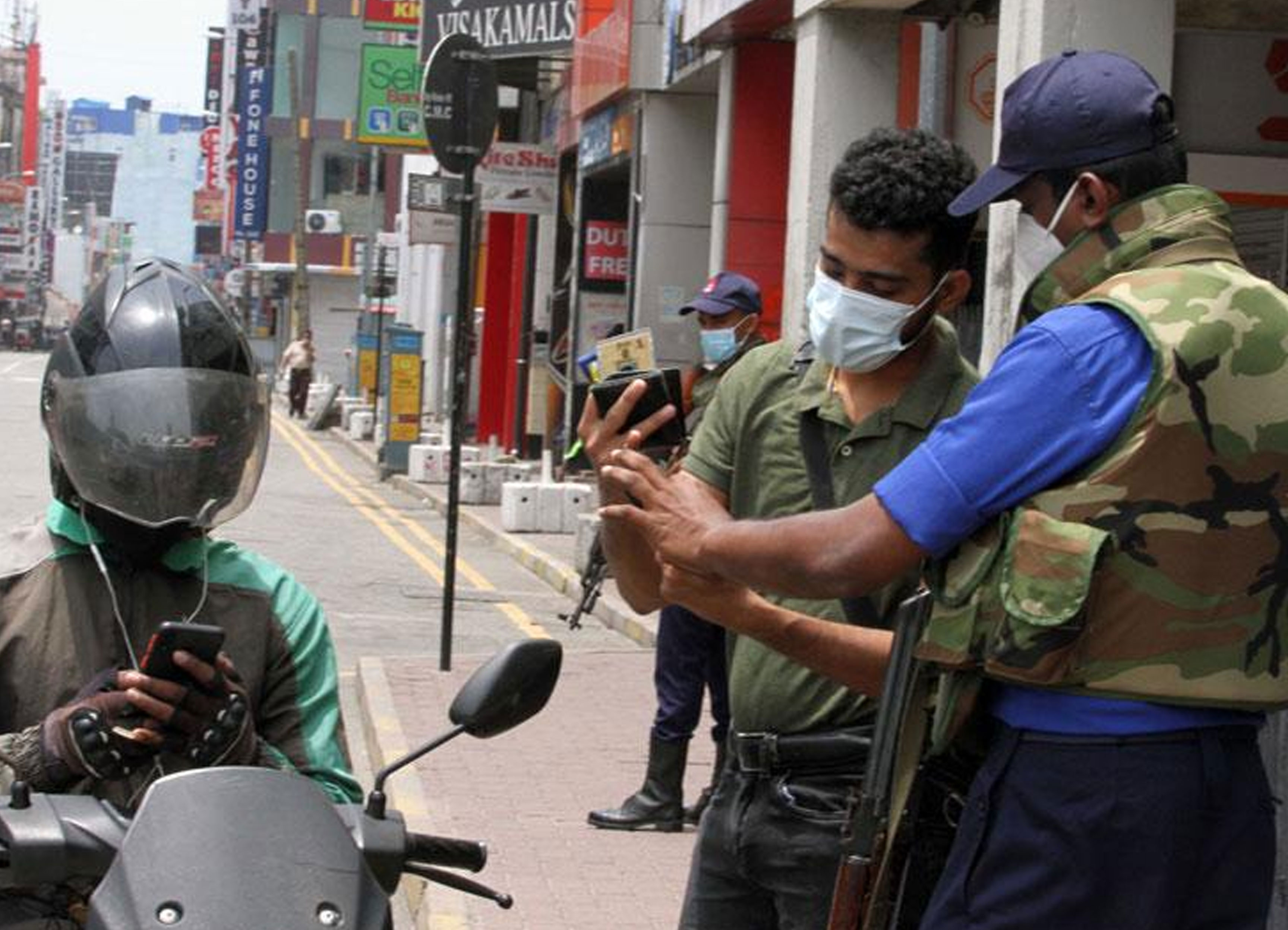 ছবিতে শ্রীলঙ্কার কড়া নিরাপত্তা