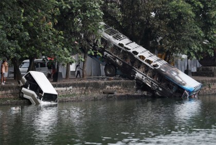 এবার সরকার সমর্থককে ময়লার গাড়িতে ফেললো লঙ্কান বিক্ষোভকারীরা