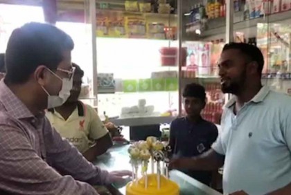 দোকানে দোকানে গিয়ে ট্রেড লাইসেন্স চেক করছেন মেয়র তাপস