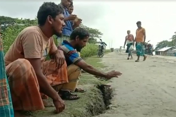 বাগেরহাটে বলেশ্বর নদী তীরে নির্মাণাধীন বেড়িবাঁধে ফাটল, জনমনে আতঙ্ক