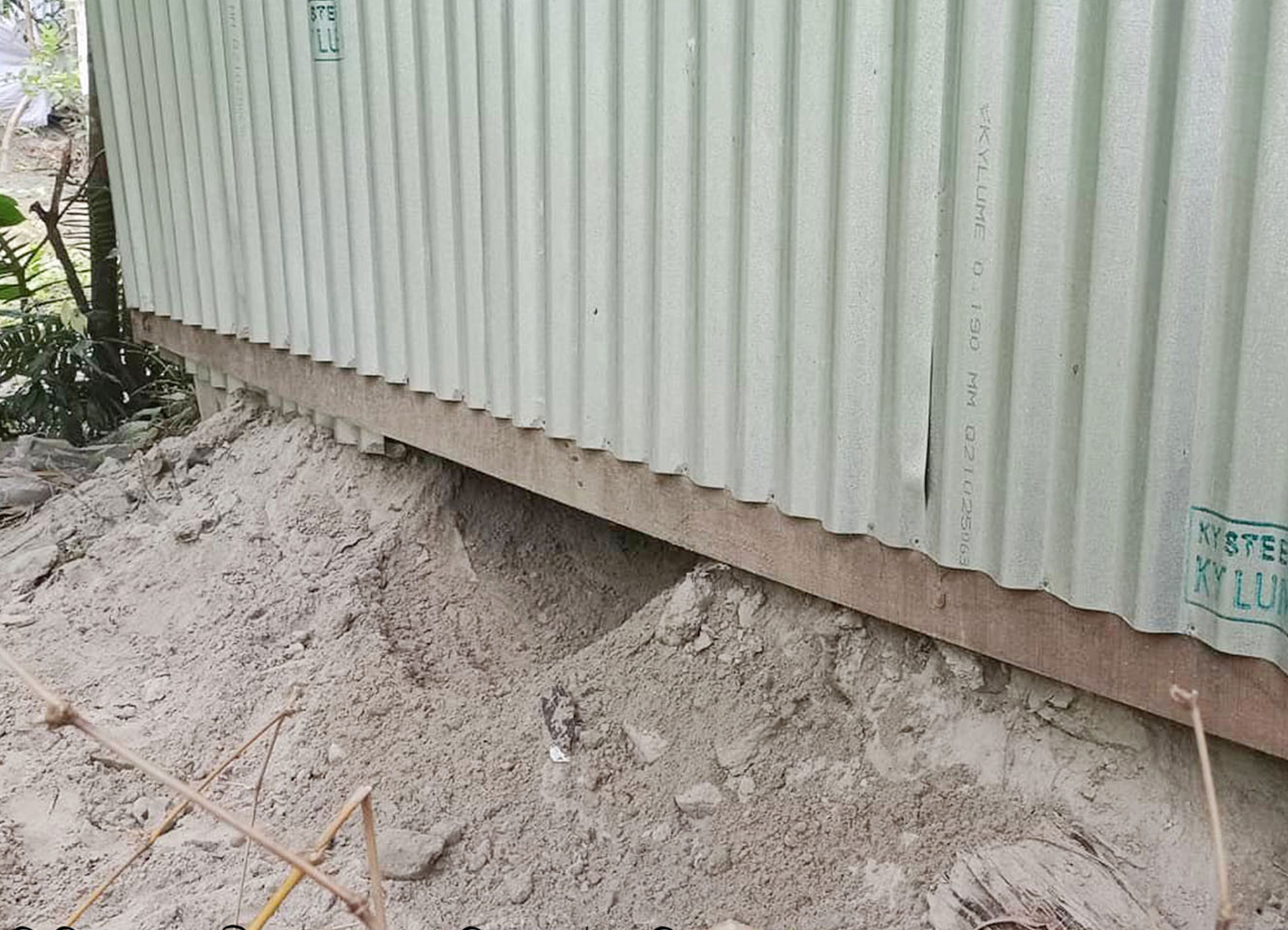 সিঁদ কেটে প্রবাসীর ঘরে চুরি
