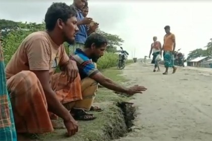 বাগেরহাটে বলেশ্বর নদী তীরে নির্মাণাধীন বেড়িবাঁধে ফাটল, জনমনে আতঙ্ক