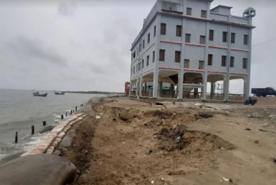 টেকনাফে জোয়ারের পানিতে হুমকির মুখে স্কুলভবন