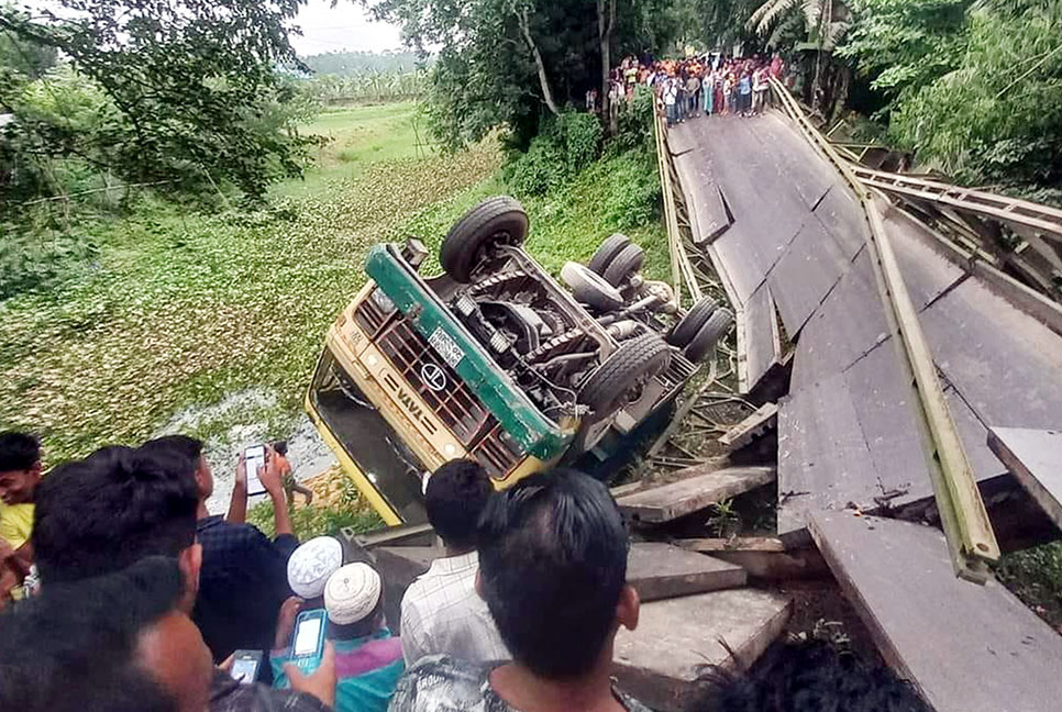 কুমিল্লায় ব্রিজ ভেঙে ট্রাক-অটোরিকশা খাদে 