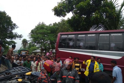 জয়পুরহাটে বাস-পিকআপ ভ্যানের সংঘর্ষ, চালক নিহত