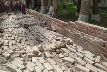 খুলনায় দেয়াল ধসে শিশু নিহত