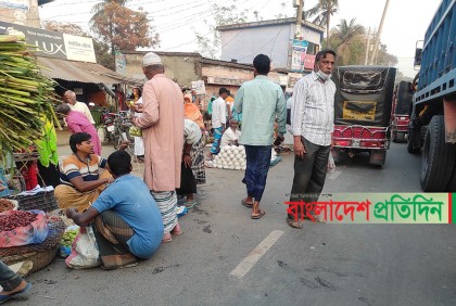হাটবাজারে ঝুঁকিপূর্ণ চাঁপাইনবাবগঞ্জ-সোনামসজিদ মহাসড়ক