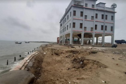 টেকনাফে জোয়ারের পানিতে হুমকির মুখে স্কুলভবন