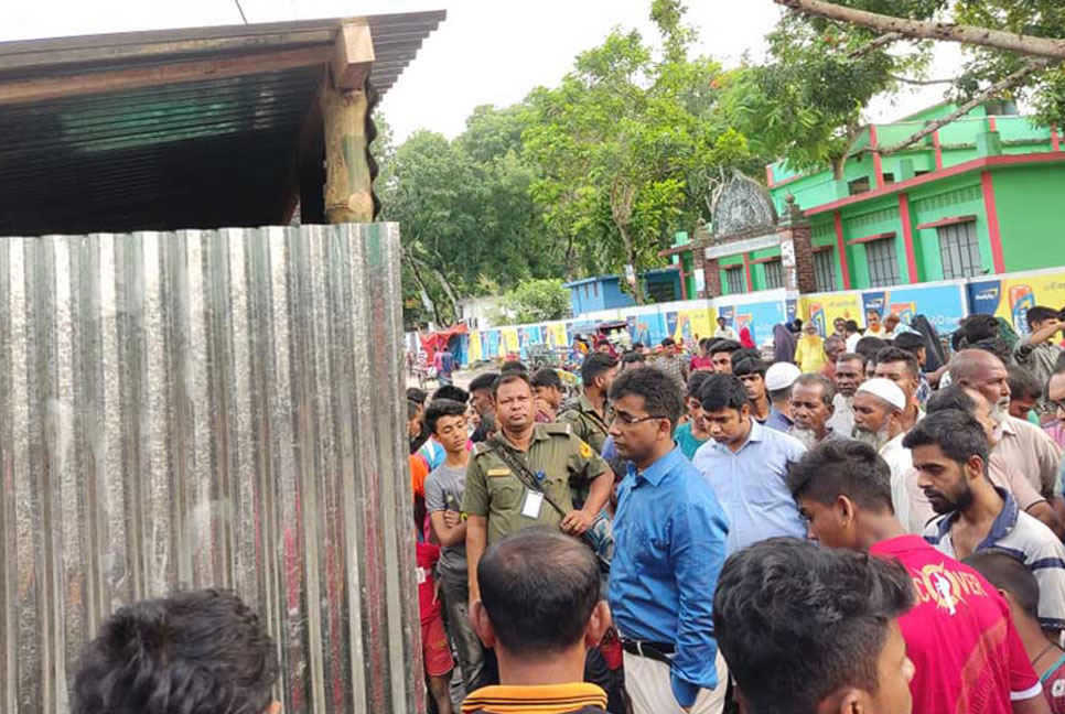 প্রধান শিক্ষকের বিরুদ্ধে ১০ লাখ টাকায় স্কুলমাঠে দোকান বরাদ্দ দেওয়ার অভিযোগ