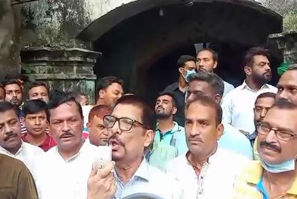 মানিকগঞ্জে পুলিশি বাধা উপেক্ষা করে বিএনপির সংক্ষিপ্ত সমাবেশ