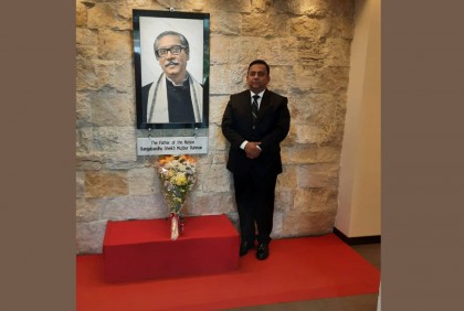 ইতালিতে বাংলাদেশ দূতাবাসে বঙ্গবন্ধুর প্রতিকৃতিতে আইজিপির শ্রদ্ধা 

