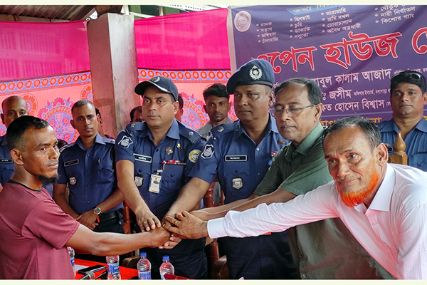 পুলিশের কাছে স্বেচ্ছায় মাদক ব্যবসায়ীর আত্মসমর্পণ 