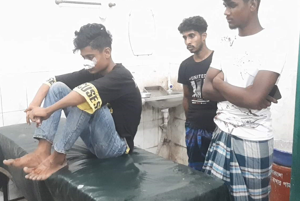 কিশোর গ্যাংয়ের দু’পক্ষের সংঘর্ষ, শিক্ষকসহ আহত ৮