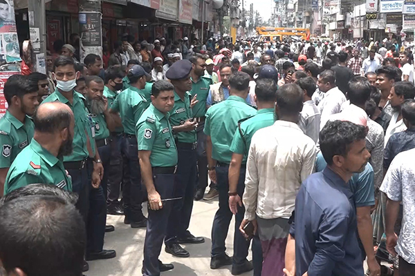 বরিশালে সদর রোড অবরোধ করে ব্যাটারি চালিত রিকশা শ্রমিকদের বিক্ষোভ  