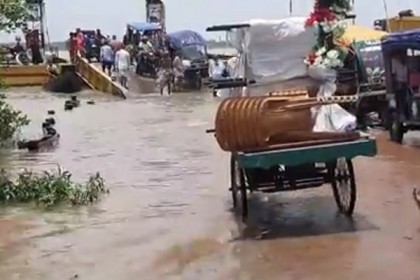 জোয়ারের পানিতে ডুবে গেছে ফেরির পল্টুন 