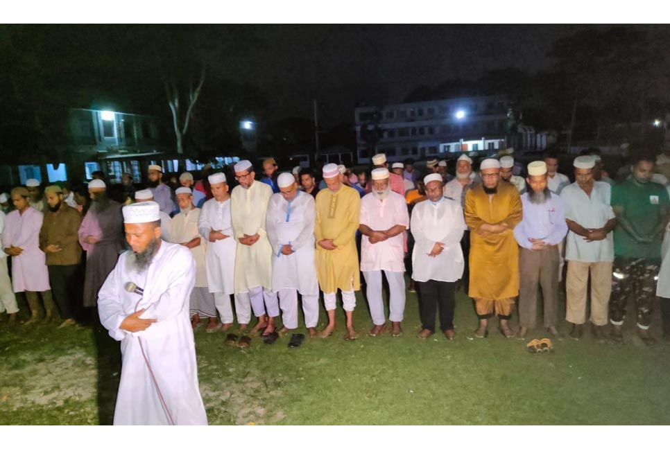 সাংবাদিক আমীর খসরুর মায়ের দাফন সম্পন্ন