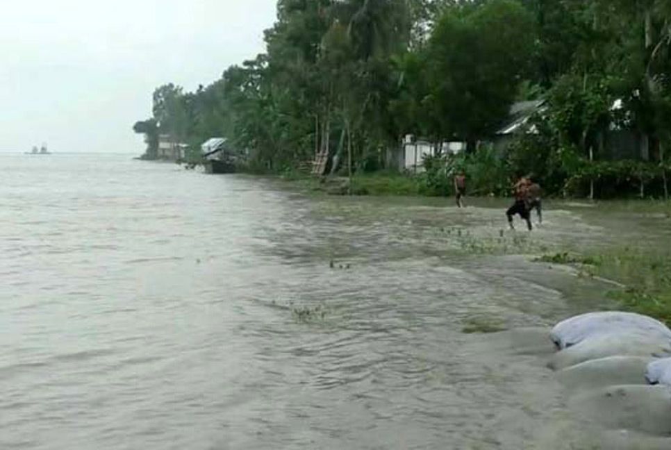 ৫ নদীর পানি বিপৎসীমার ওপর দিয়ে প্রবাহিত